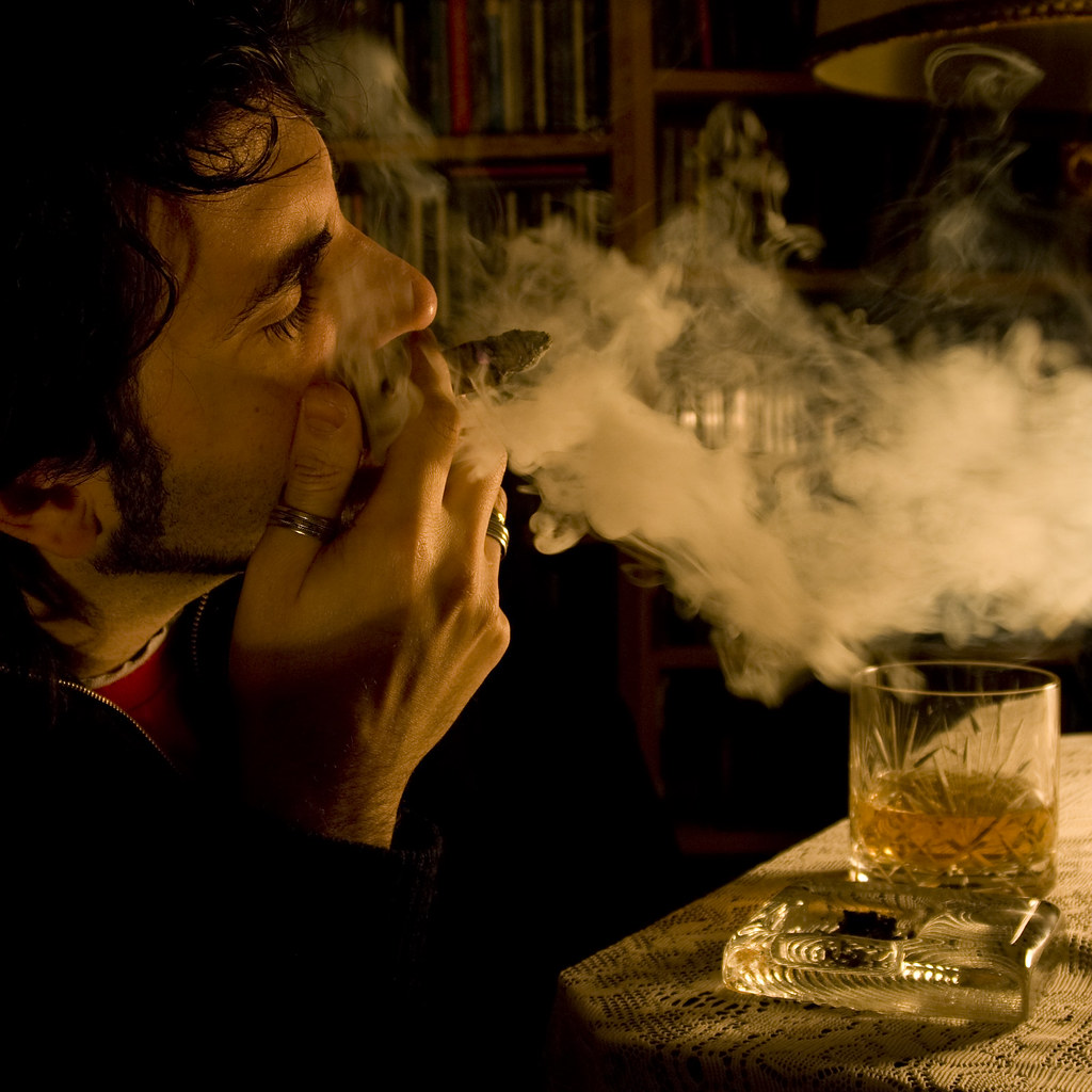 Романтик прокуренной хате. Мужчина в баре с сигаретой. Мужчина с сигарой в баре. Мужчина с сигаретой и виски. Мужик на сигарет и виски.