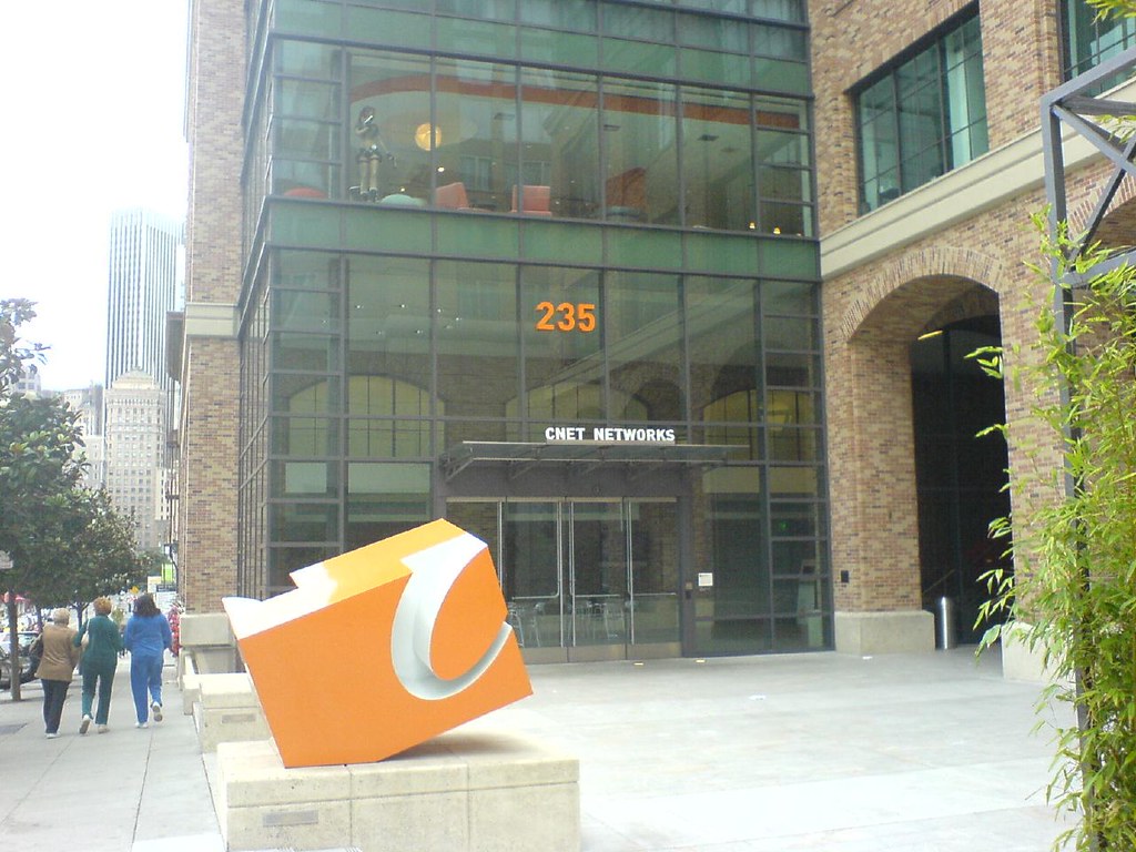 cnet building!!!!!! | Note the life size Lara Croft mannequi… | Flickr