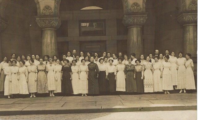 Sunday school class on the steps of the Trumbull County Courthouse, Warren, Ohio, 1913
