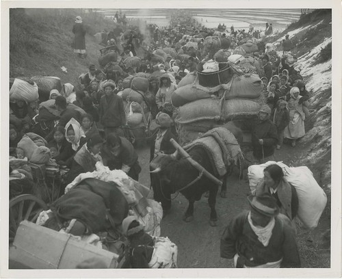 SC355573 | Thousands of terror-stricken Koreans pack all the… | Flickr