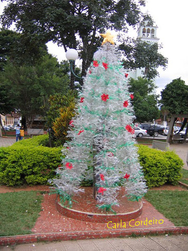 Árvore de Natal com garrafas PET | ∆ aqui usei 668 garrafas … | Flickr