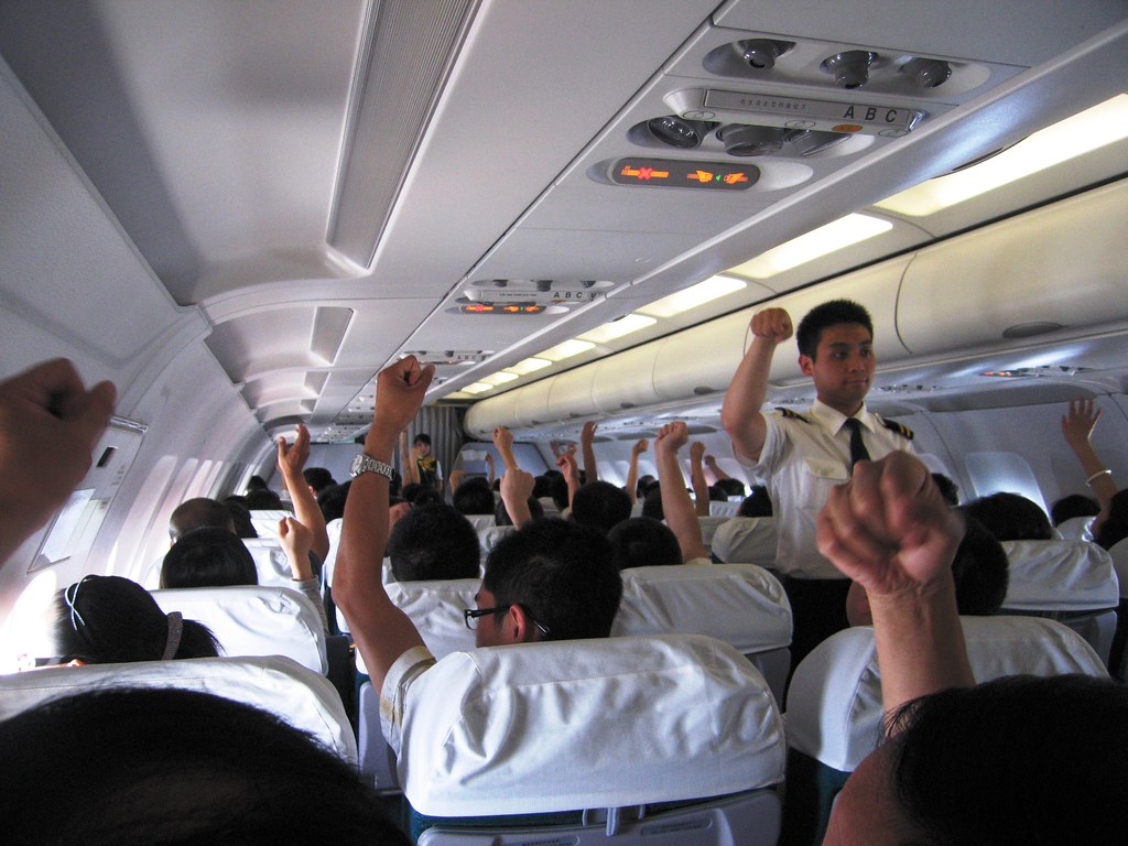 Можно ли летать на самолете после инсульта. Самолёт внутри с людьми. Самолет со стоячими местами. Стоя в самолете. Самолет с пассажиром.