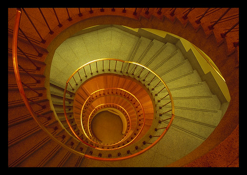 Bronze Staircase (on Velvia)       Winner Second Prize of 'Je Clique 2006' Competition
