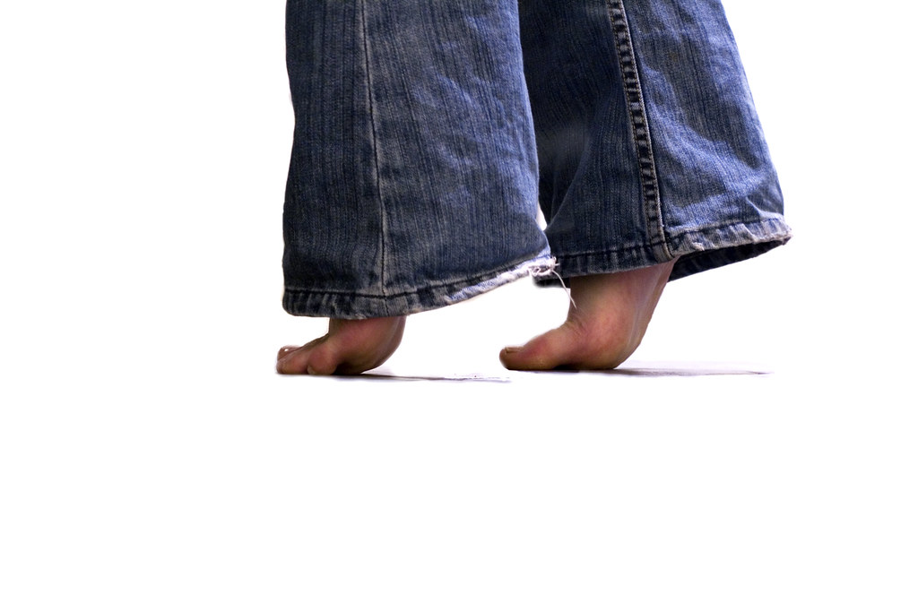 Семейная в джинсах. 2 Ноги в 1 штанине картинка. Как правильно обрезать джинсы 2023. Wide Leg Jeans feet.