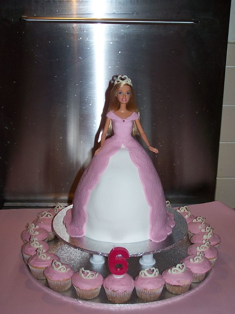 Princess cake and tiara cupcakes