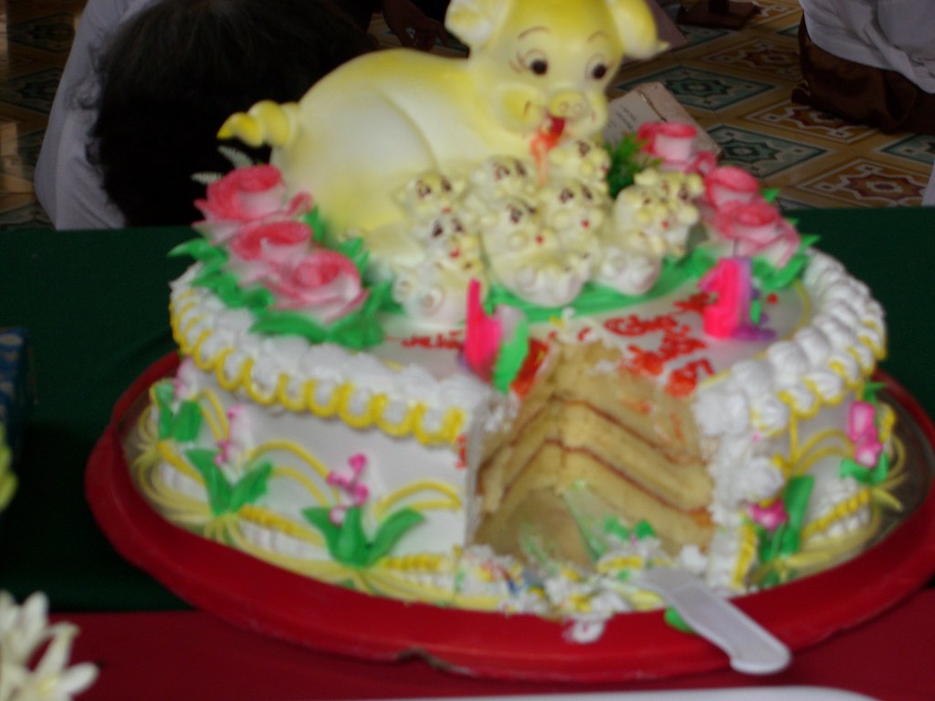 Mẹ làm bánh gato hình con heo đặc biệt mừng sinh nhật con gái 4 tuổi