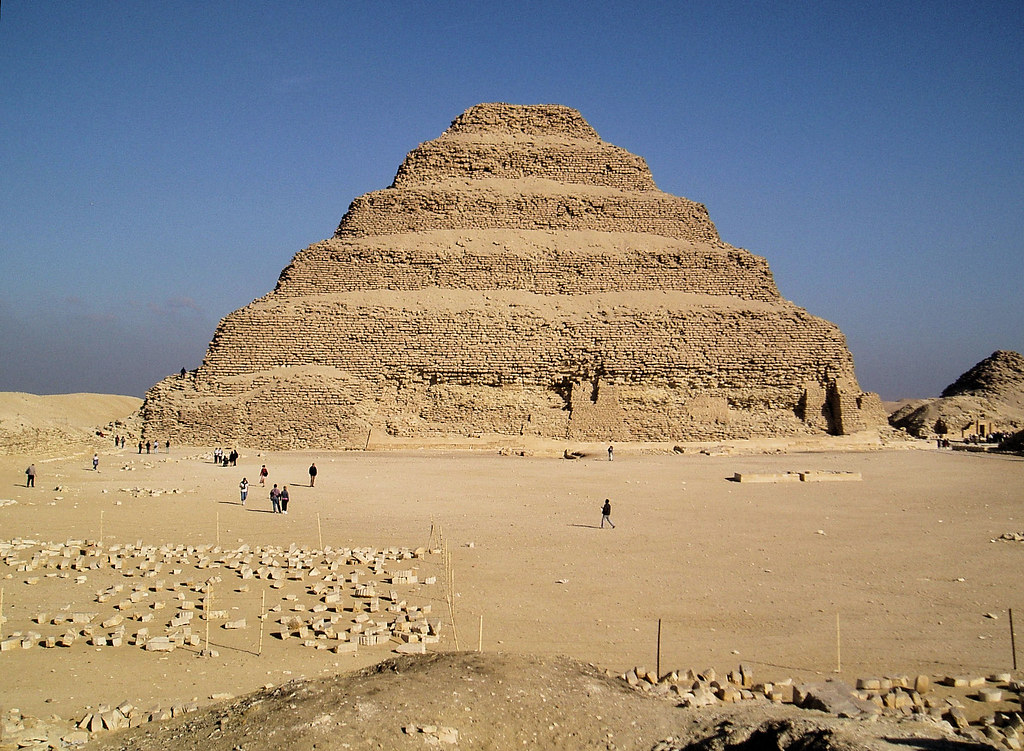 Тру пирамида. Пирамида фараона Джосера. Пирамида Джосера Саккара Египет. Египет Гробница Джосера. Ступенчатая пирамида Джосера.
