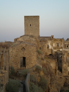 Craco (matera italy) - veduta castello con torre e case abbandonate