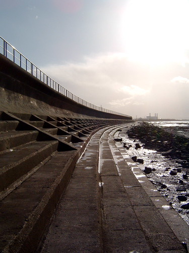 Coastal wall at Severn Beach