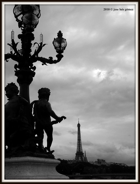 Farola, puente y torre Eiffel