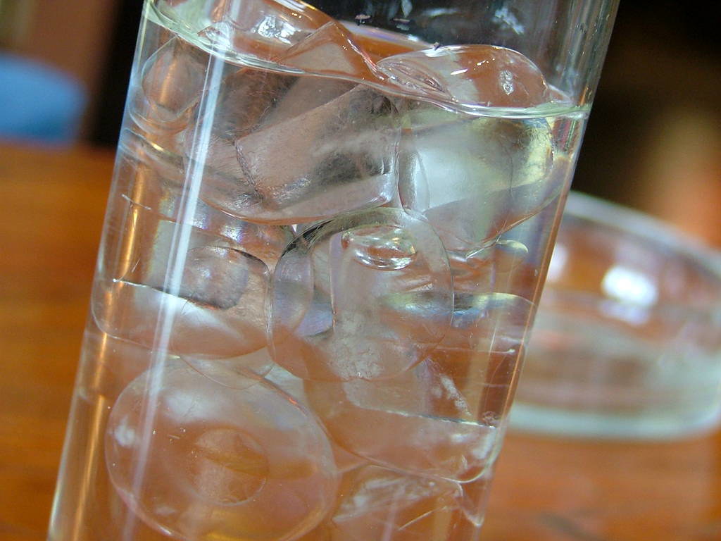 Рецепт вода замороженная. Японское стекло талый лед. Картинки опохмели друга. Фото кружек с налетом после чая в талой воде.