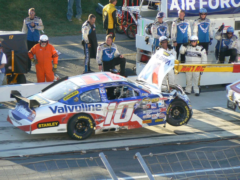 Scott Riggs Crash An early end to the day | Scott Riggs gets towed off | Flickr
