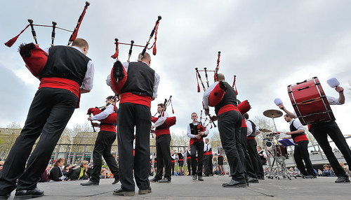 Bagad de Quimperlé by Brestitude, Place de la Liberté, à Brest,  lors du "printemps des sonneurs".
Une autre utilisation de 