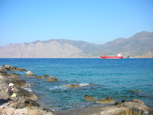 red boat at Mochlos.JPG