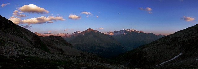d0503p01k | Abendlicher Panoramablick vom Friesenberghaus. Der Blick geht zum Schwarzenstein (3363 m, links), Turnerkamp (3350 m), und zur Hochfeilergruppe (3505 m, rechts), davor der Schlegeisspeicher. Der mächtige Felsklotz des Greiner (3201 m, Bildmitte) versperrt den Blick zum Möseler. Zillertaler Alpen, 17.07.2005 » größere Version (im eigenen Fenster)
