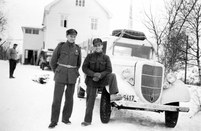 Transportsjef Arnt Rimolshagen og sjåfør Sivertsen med en av Trønderbataljonens biler (1940)