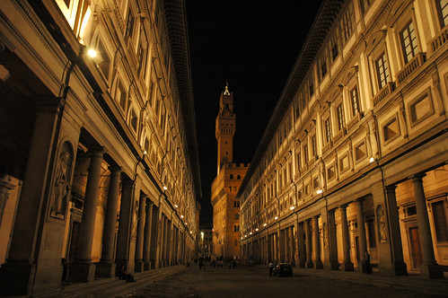 Galleria degli Uffizi at night by Pig Flyin'