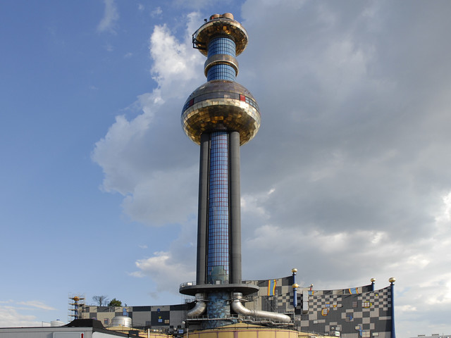 Usine d'incinération décorée par F. Hundertwasser (Vienne)