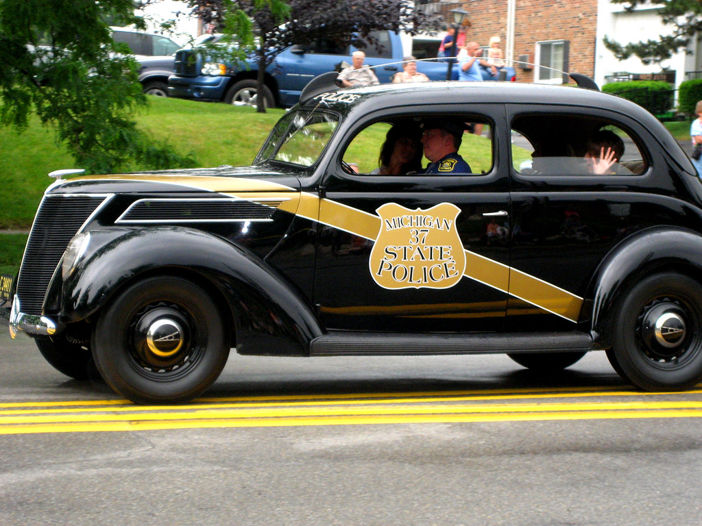 State cars. Ford Michigan State Police. Старинный французский полицейский автомобиль. Ретра французкие полицейские автомобили. Ретро автомобиль полиция.