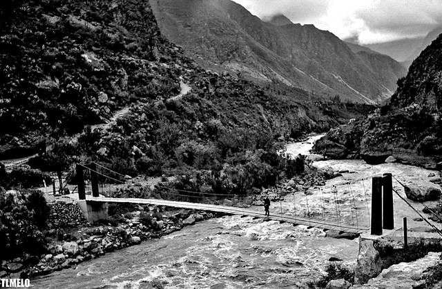 Crossing the River - Rio Vilcanota o Wilcamayu - Inca Trail - Ollantaytambo - Peru