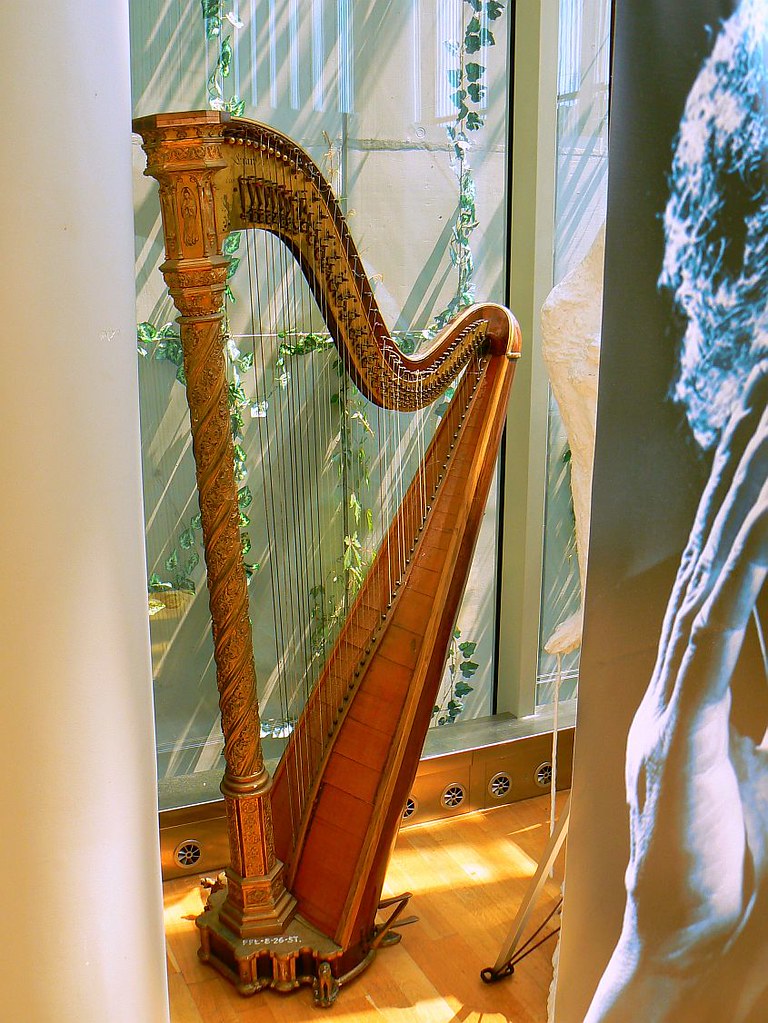 harfa ozdobna | kiedyś grała, teraz tylko wygląda - taki bib ...