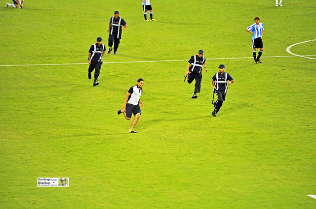 FAN RUNS INTO STADIUM DURING LIVE MATCH ARGENTINA vs BRAZIL2010-11-17 21_41_07 DOHA KHALIFA