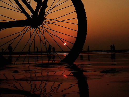 pakistan sunset sea orange beach colors silhouette solitude time calm unreal karachi clifton changinglight