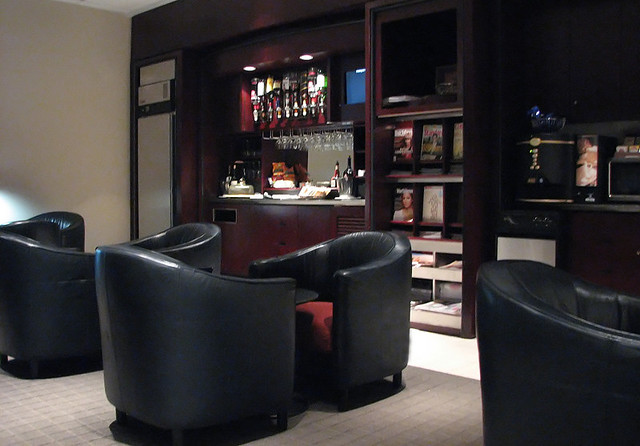 photo - Maple Leaf (AC) Lounge at Quebec Airport