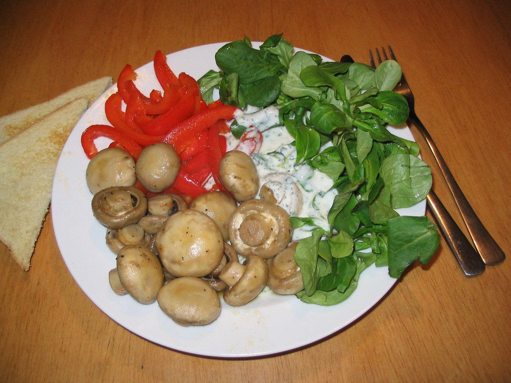 Gedünstete Champignons und Geschmorte Paprika an Feldsalat… | Flickr