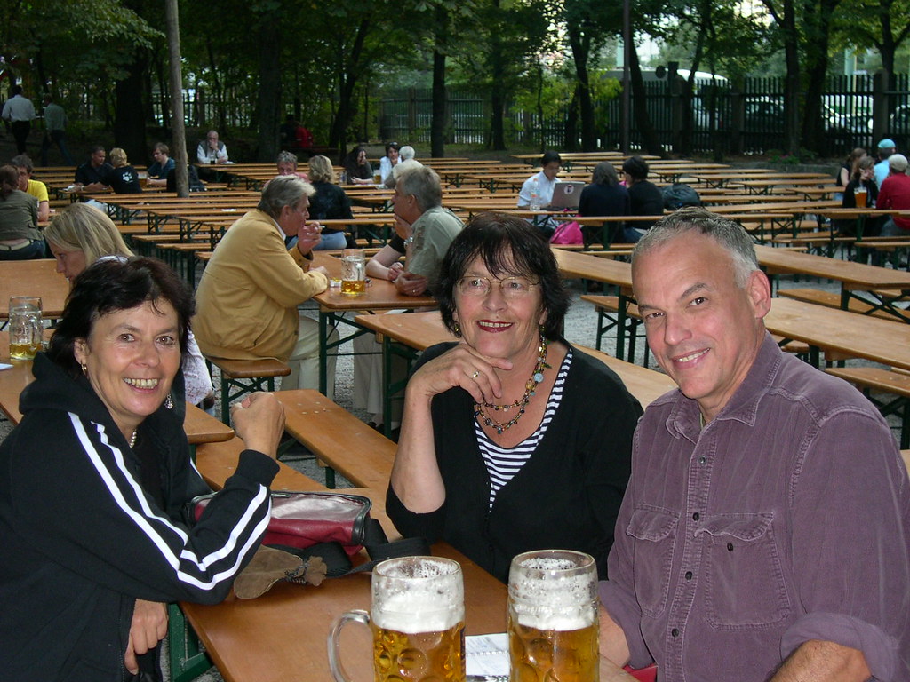 postcard from Augustiner's, Munich. Im Biergarten sitzen die Freunde, um über Deutschland und Amerika zu sprechen.