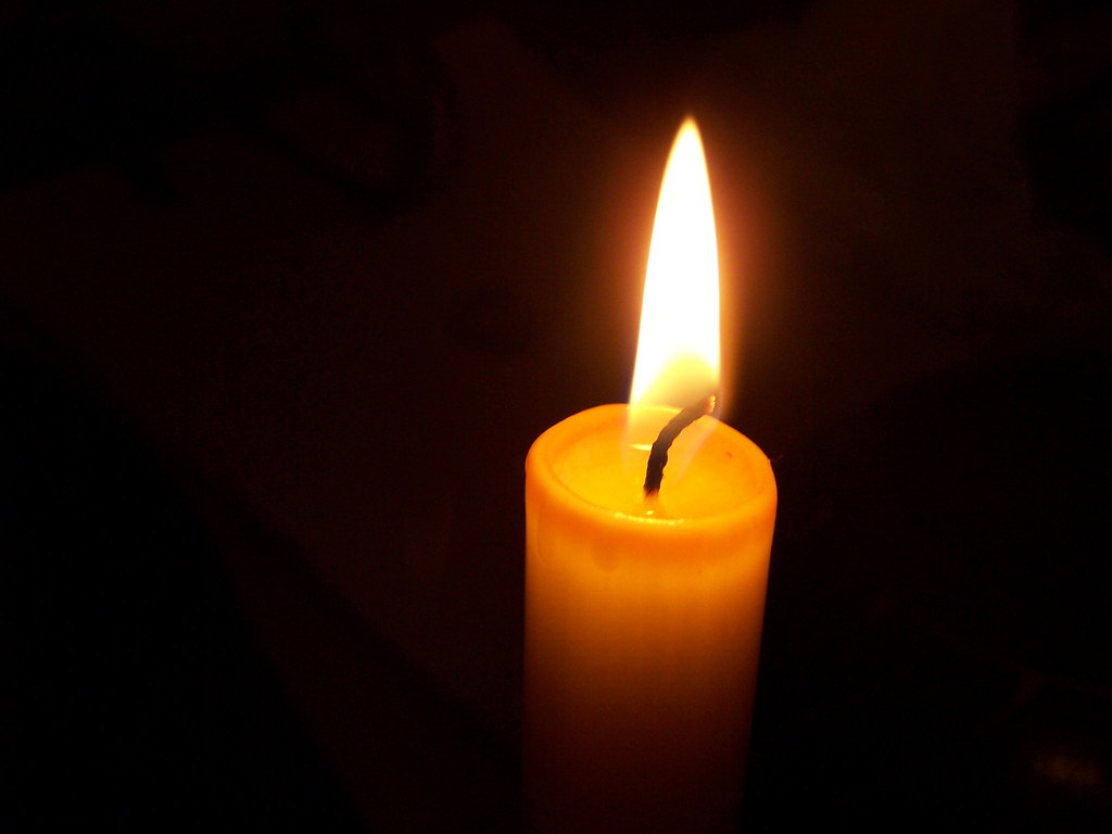 una luz en la oscuridad | Una llama de esperanza en la oscur… | Flickr