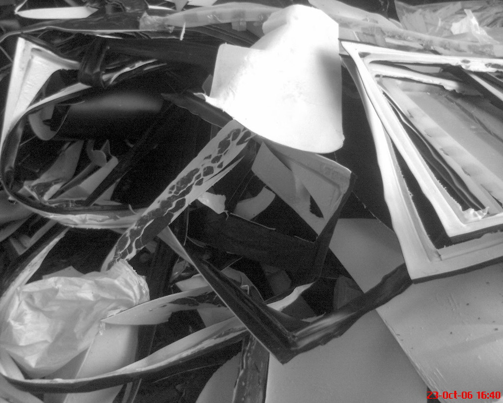 Fotografia 003 | Monton de desechos plasticos, en blanco y n… | abraham ...