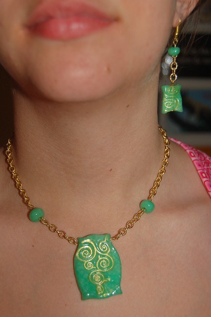 collana e orecchini verde/oro indossati