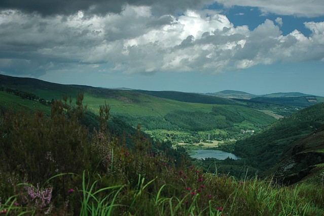 d0704067 | Blick vom Bergrücken Spinc über das Vale of Glendalough mit dem Lower Lake und der Klostersiedlung. Wicklow Mountains / Irland, 14.07.2007