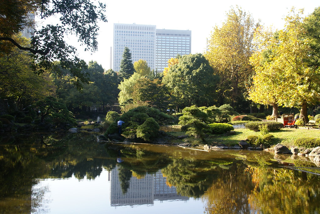日比谷公園で過ごす都心の静けさ　花壇、季節の花、散歩路がつくる憩いの空間