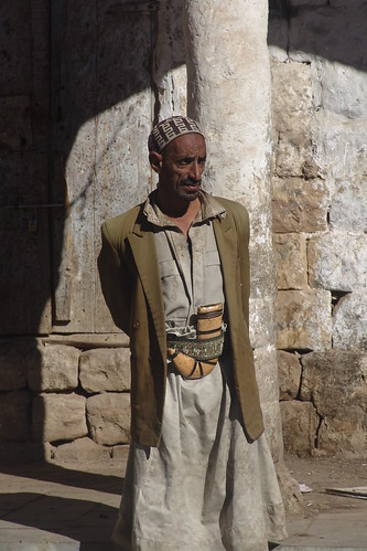 Man | A Yemeni man wearing his traditional jambiya (dagger) … | Flickr