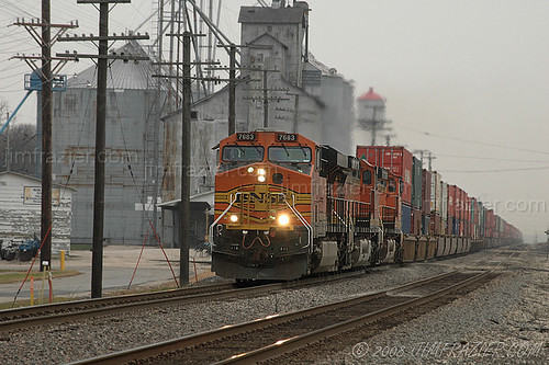 november 2006 mazon illinois q4 agriculture business commerce engineering technology industry industrial powerful mighty rainy railfanning road trip roadtrip scenery landscape vanishingpoint elevators grainelevators buildings structures grain engine engines locomotives train trains railroad railway machine rail tracks rails track freighttrain freight chicagoland bnsf burlingtonnorthern santafe burlingtonnorthernsantafe atsf smalltown rural country countryside orange structure mazonedelstein2006 mazontrains cv 2008calpot v1000 f10 v2000 ©jimfraziercom v5000 wmembed fastpictures infrastructure