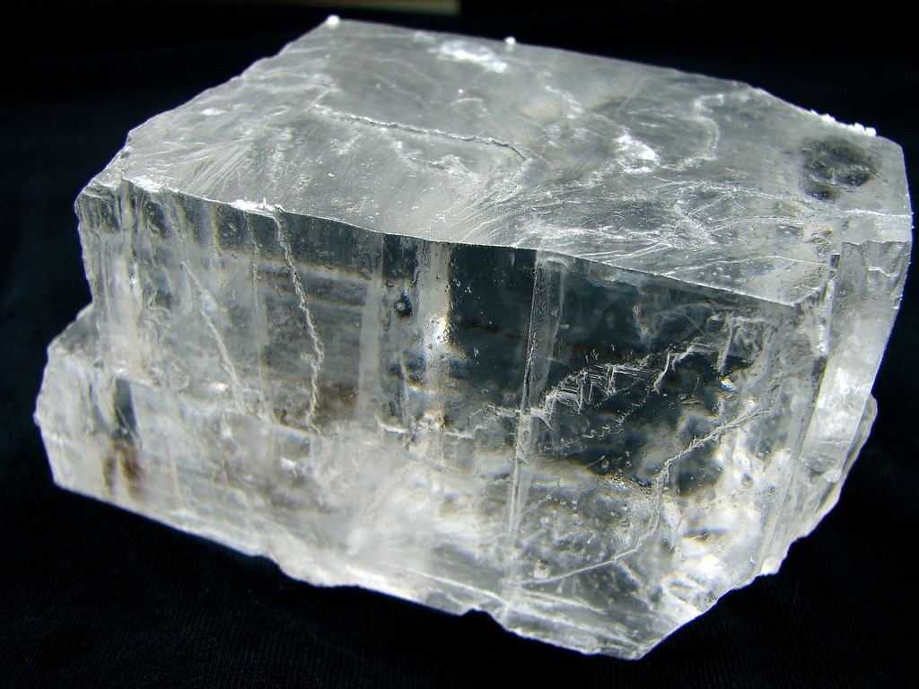 Черная кристаллическая порода. Галит (Halite). Кристаллы галита. Поваренная соль минерал. Минерал галлия галит.