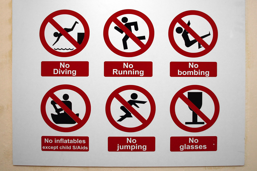 No signs - hotel swimming pool, No Diving No Running No bom…
