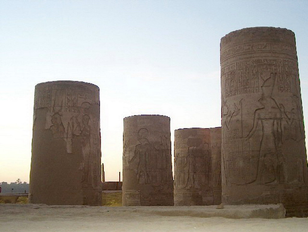 Patio del Templo Kom Ombo dedicado a los dioses de Sobek y Haroeris Egipto
