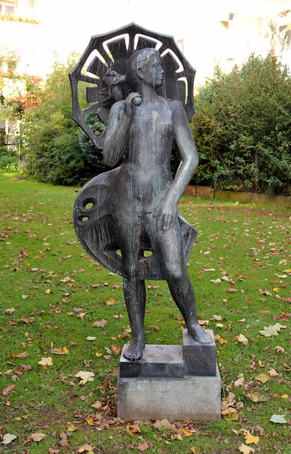 9375 Bronzesfigur mit Schirm, Otto Peters (1978). Kunst im öffentlichen Raum - Grünanlage Hamburg Jenfeld.