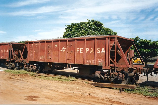 2296 GND 343023-5 carregado de lastro. Note a logomarca das Ferrovias suíças no lateral. Rio Preto Paulista SP