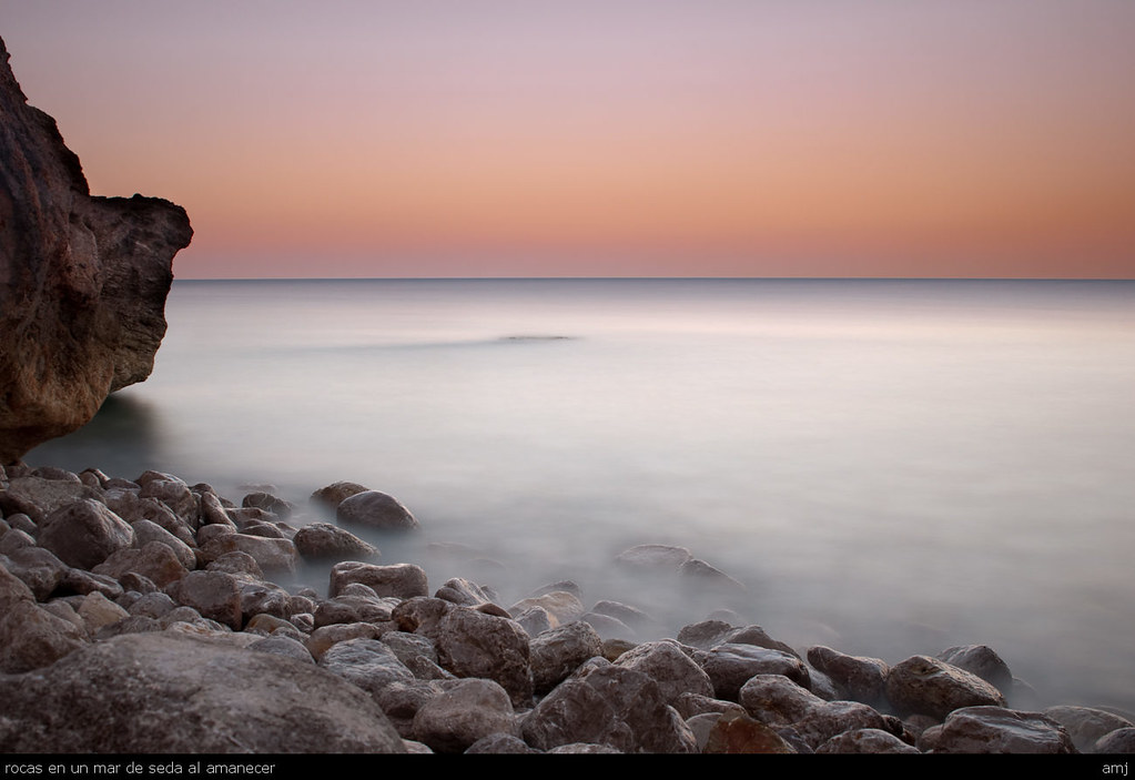 rocas en un mar de seda al amanecer