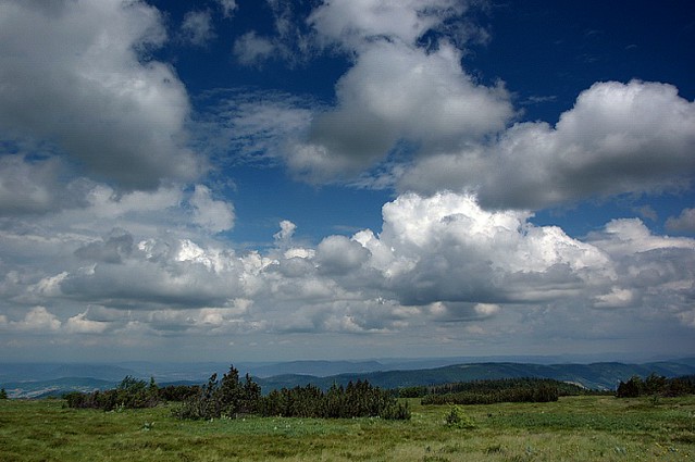 d0502028 | Über den weiten Hochflächen der Hautes Chaumes türmen sich sommerliche Wolken. Vogesen, 25.06.2005