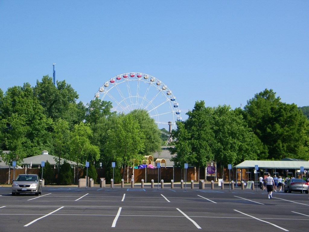 Six Flags St. Louis 2010 | The park has a beautiful Ferris W… | Flickr