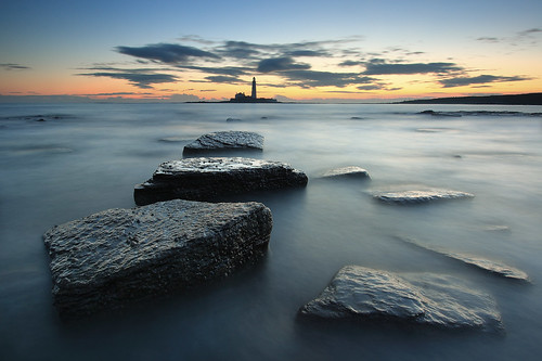 lighthouse seascape sunrise coast rocks polarizer stmarys whitleybay tynewear oldhartley canonefs1022 gnd075he