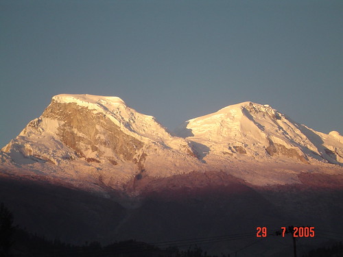 Huascarán al atardecer by Iván Utz, Observar un sunset a la distancia del Huascarán es maravilloso ya que los colores van cambiando rápi