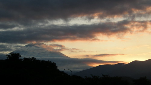 sunset geotagged fuji 富士山 fujiyama 富士 日没 東名高速道路 ayuzawa 鮎沢pa geo:lat=35356084 geo:lon=13901606200000003 geo:lon=139016062