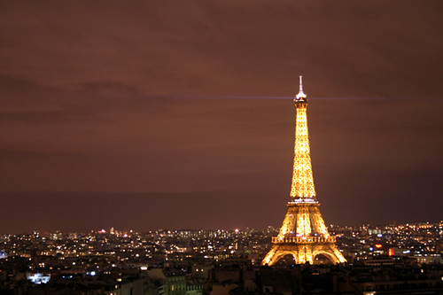 Jeune homme de 22 ans meurt en se jetant de l'Arc de Triomphe