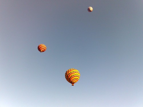 Hot air balloons in Napa at sunrise by ruba8, 
 - Taken at 6:45 AM on August 15, 2007 - cameraphone upload by ShoZushozu moblog geotagged n95 geo:
